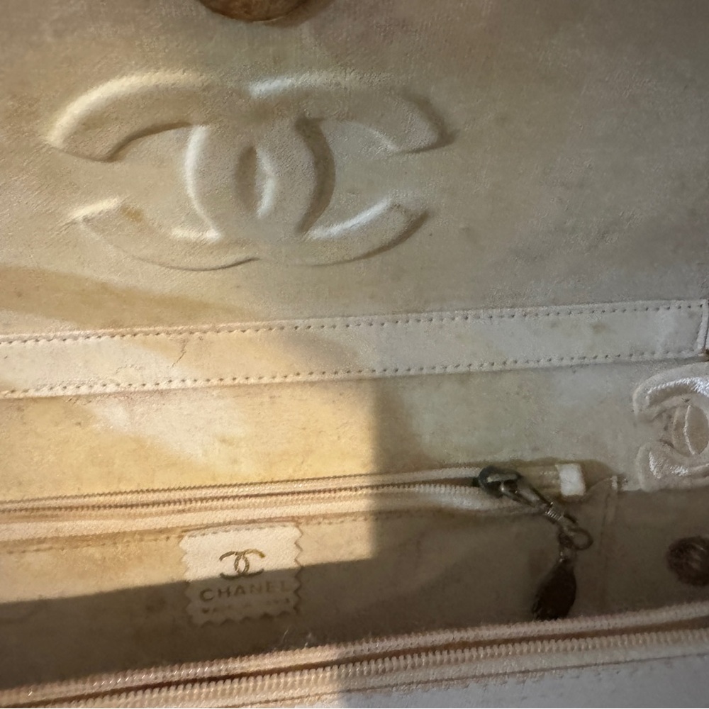 CHANEL White Quilted Clutch with Gold Logo - Picture 8 of 9